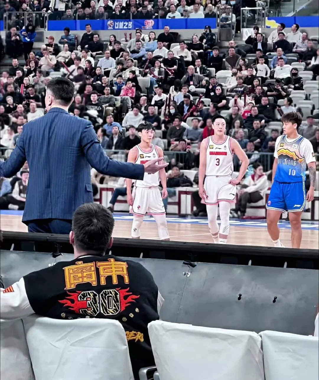 乐鱼体育官网-赛地聚焦——NBA常规赛国际比赛日热度飙升，广东宏远刷新队史纪录，悬念犹存，临场指挥获称赞的简单介绍-乐鱼体育官网